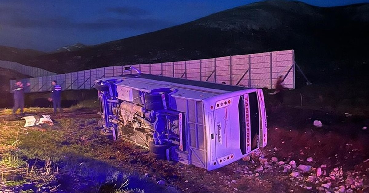 Sivas'ta midibüs devrildi: 18 yaralı