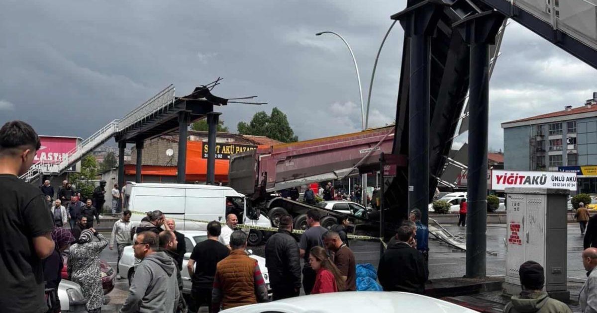 Kamyonun çarptığı üst geçit yıkıldı: 3 yaralı