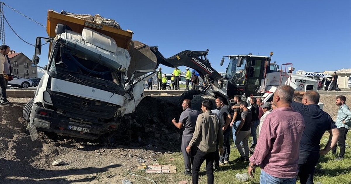 Hakkari'de kamyon ile minibüs çarpıştı: 3 ölü