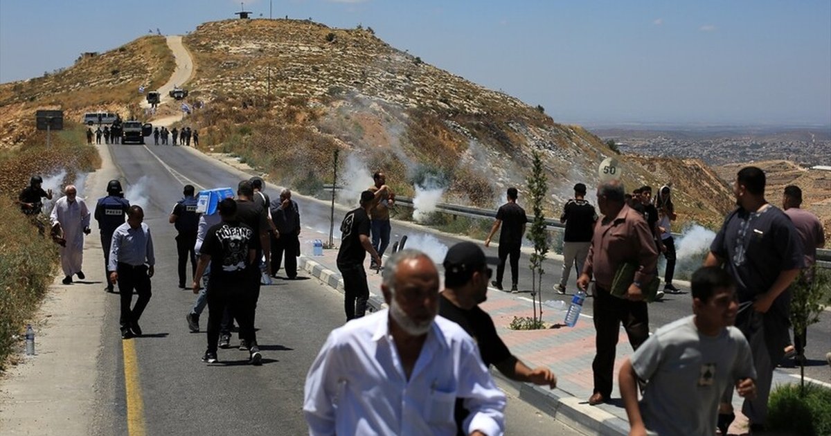 İsrail güçleri Batı Şeria'da protesto eden Filistinlilere saldırdı