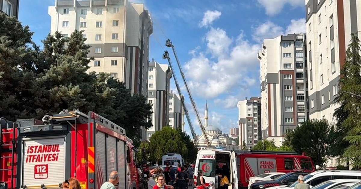 Küçükçekmece'de bina çatısında yangın: 10 kişi hastaneye kaldırıldı