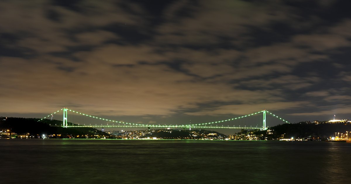 Fatih Sultan Mehmet Köprüsü Yeşilay Haftası için yeşile büründü