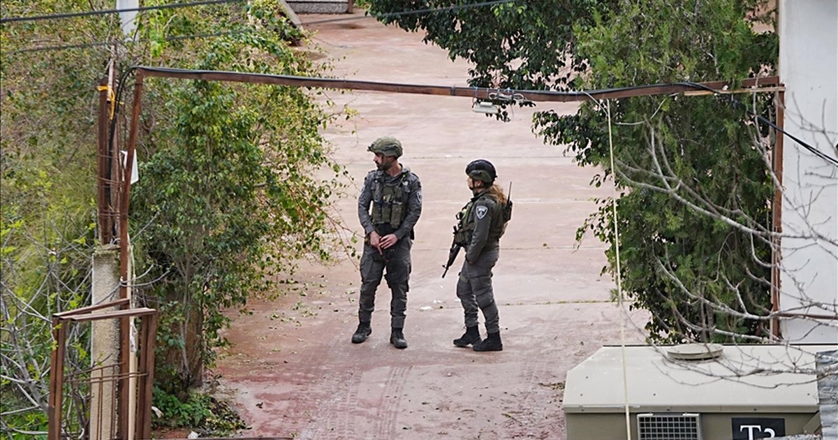 İsrail ordusu Cenin'e baskın düzenledi, dükkanda mallara el koydu