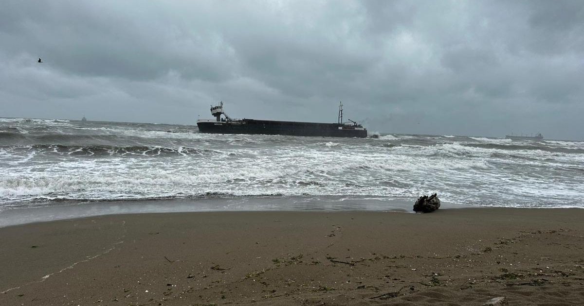 Sakarya'da kargo gemisi karaya oturdu