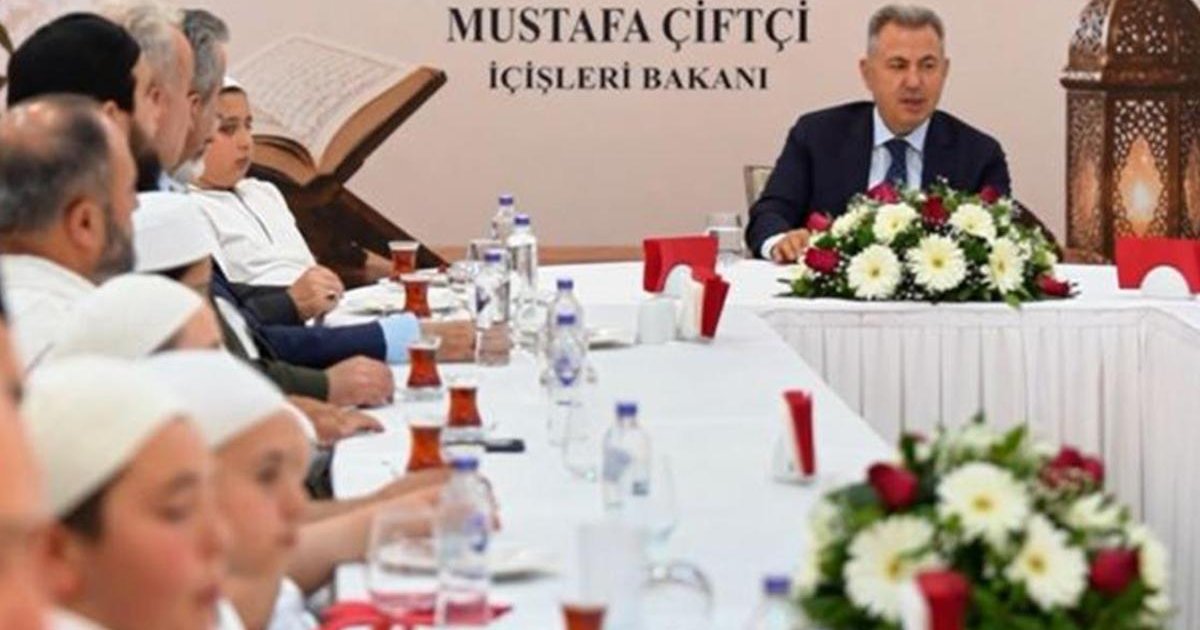 Bakan Çiftçi'den hafız adaylarına yemek jesti