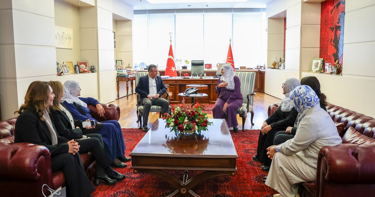Barış Anneleri CHP'yi ziyaret etti
