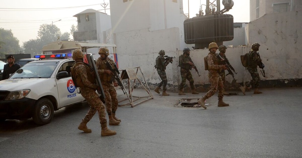 Pakistan'da karakola bombalı saldırı: 3 polis öldü