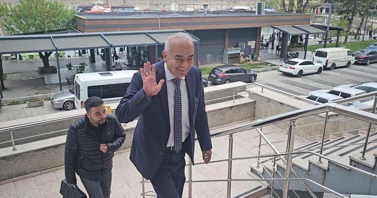 Eski Belediye Başkanı Devrek'te Yolsuzluk Davasında Adliyede