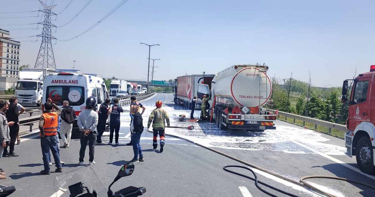 TEM Otoyolu'nda tanker ile TIR çarpıştı: İstanbul yönü kapandı