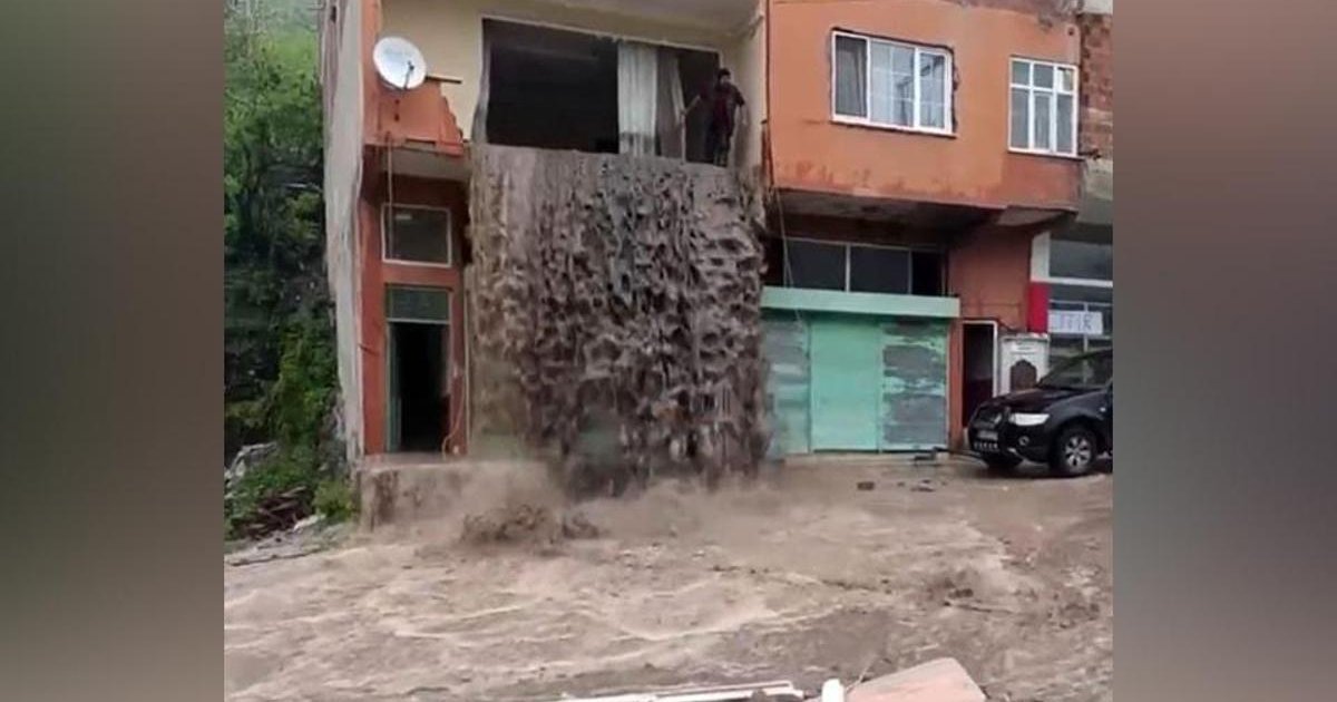 Ordu'da sel suları evin içinden geçti