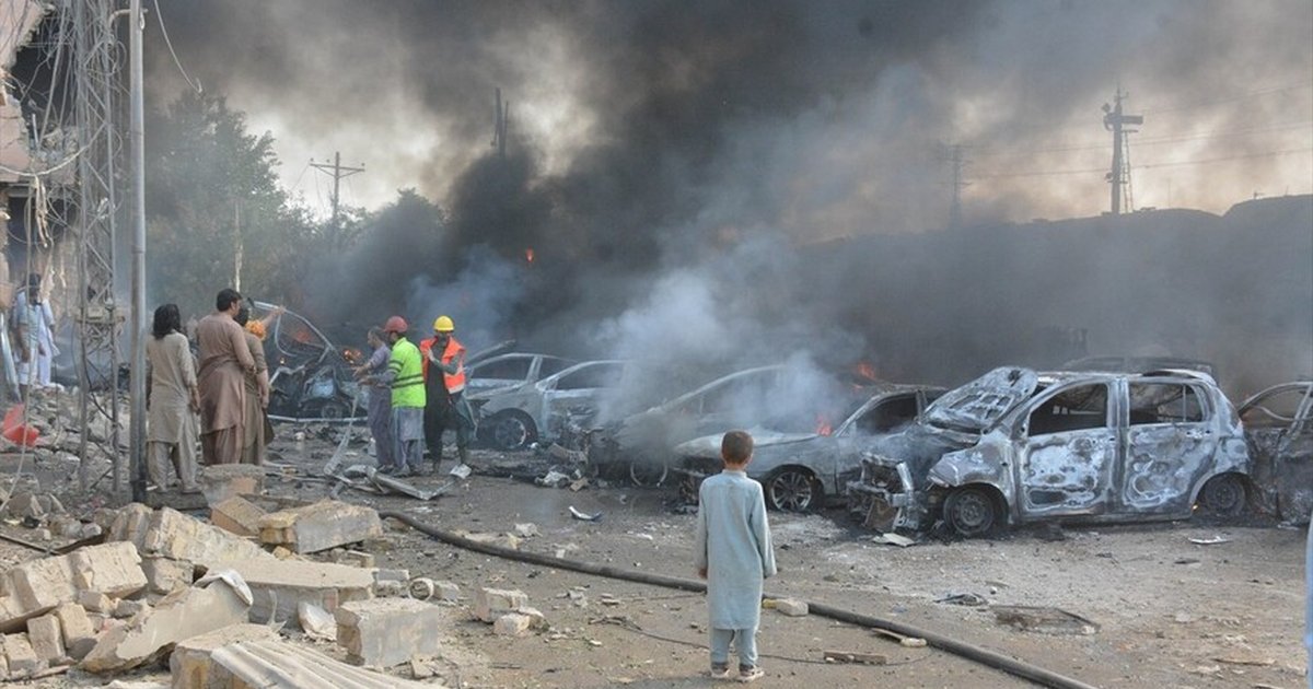 Pakistan'da demir yolu yakınında patlama: 20 yaralı