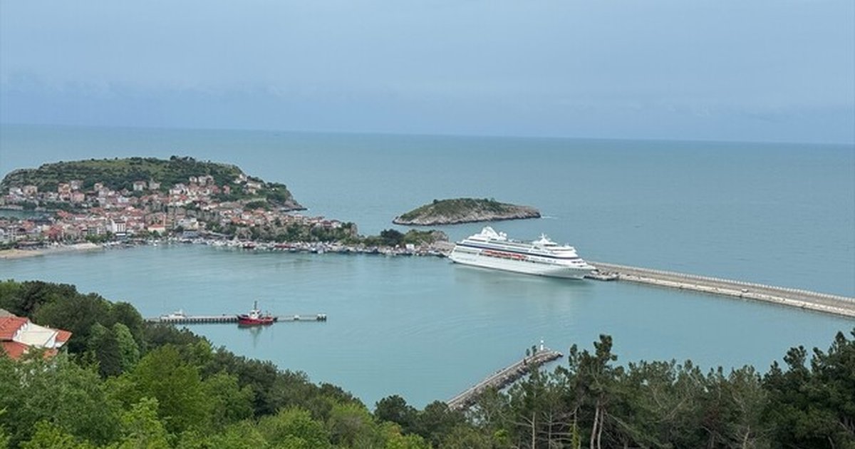 Astoria Grande kruvaziyeri Amasra'ya geldi