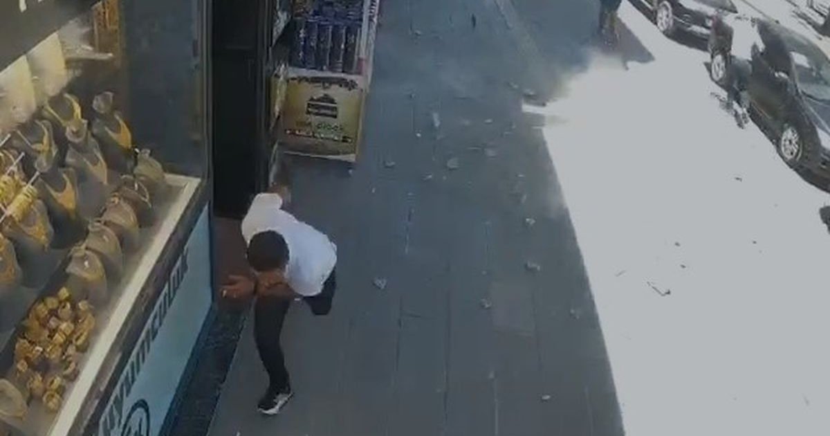 Van'da bina cephesinden kopan beton parçaları paniğe neden oldu