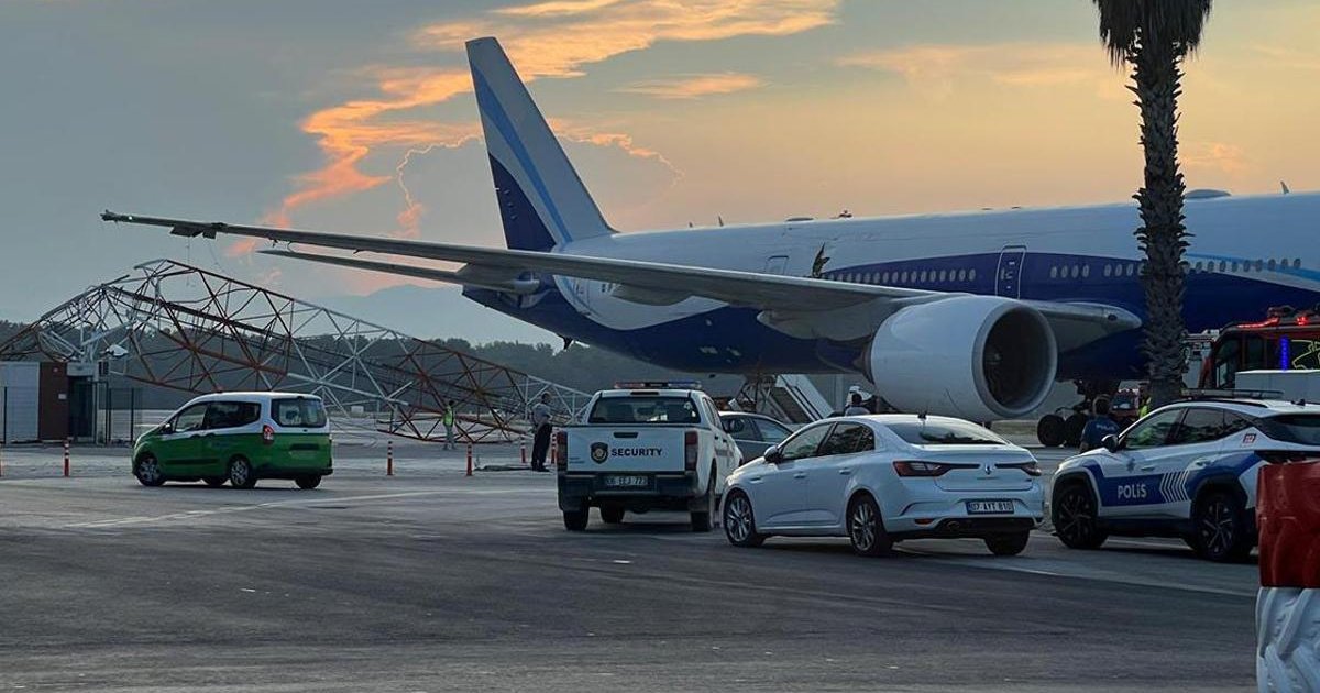 THY uçağı Antalya Havalimanı’nda radar direğine çarptı