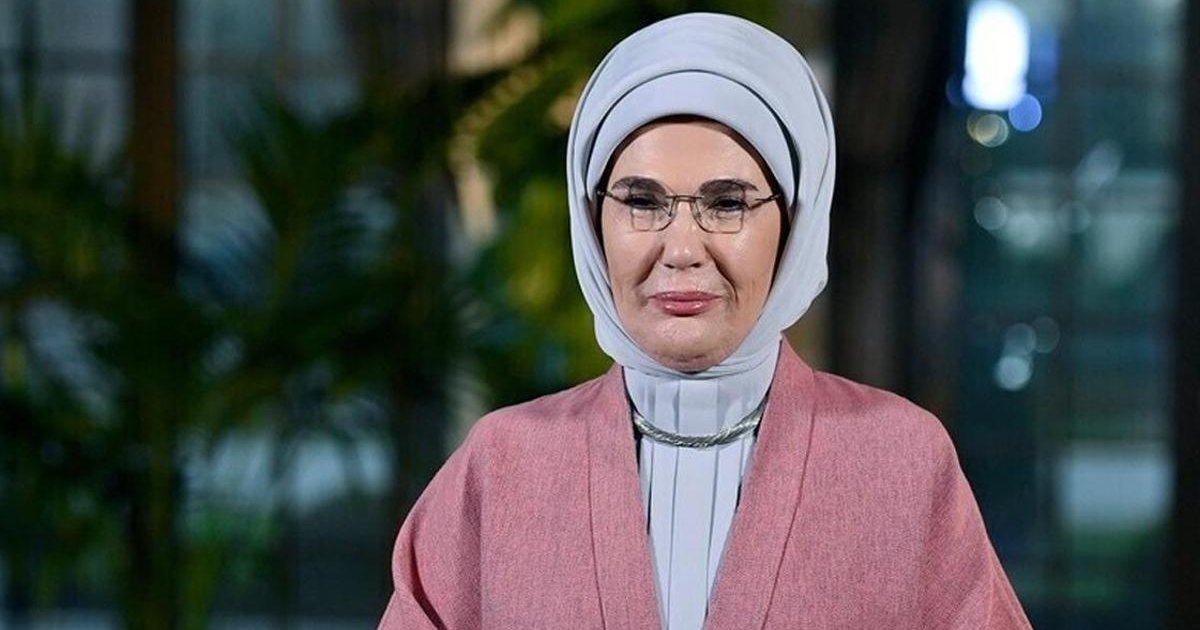 Emine Erdoğan'dan Bakan Kurum'a Marmara Denizi Tebriği