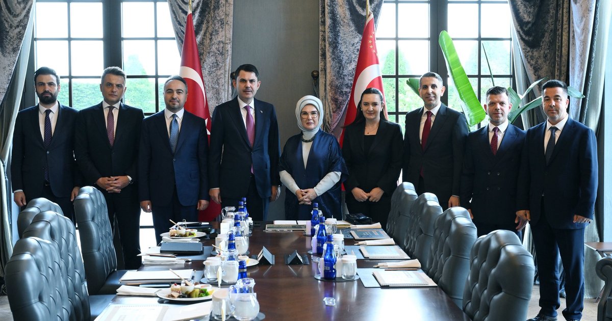 Emine Erdoğan, Bakan Kurum ile çevre politikalarını görüştü