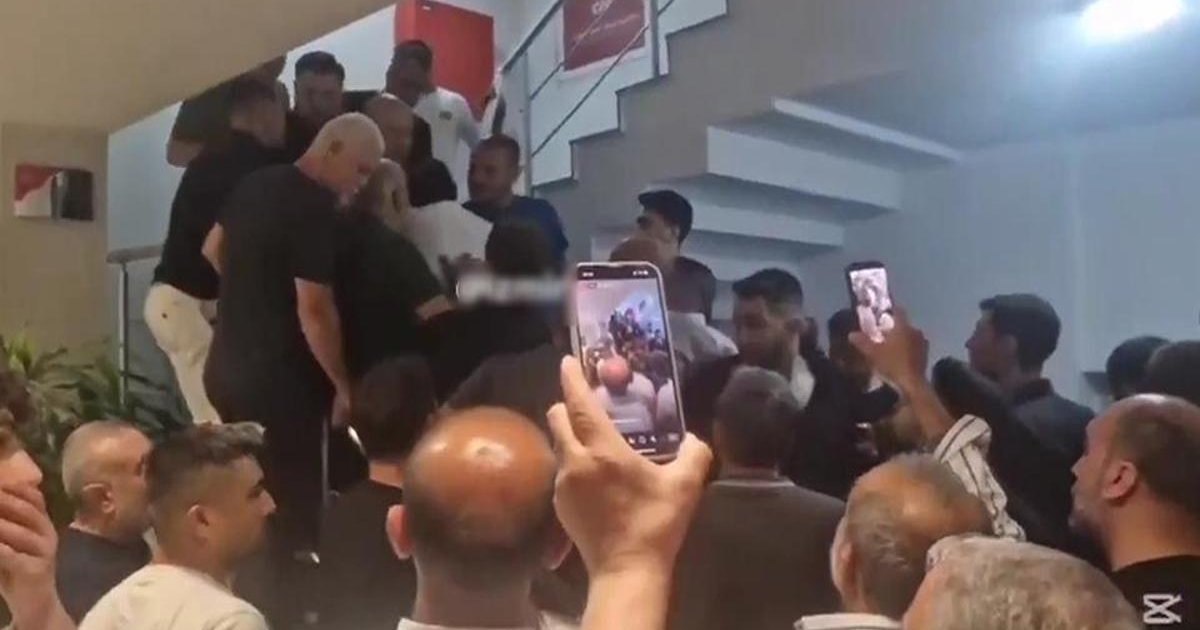 CHP İzmir İl Başkanlığı'nda arbede