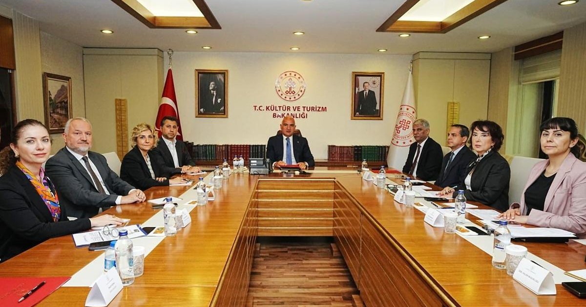 Bakan Ersoy turizm sektörüyle görüştü