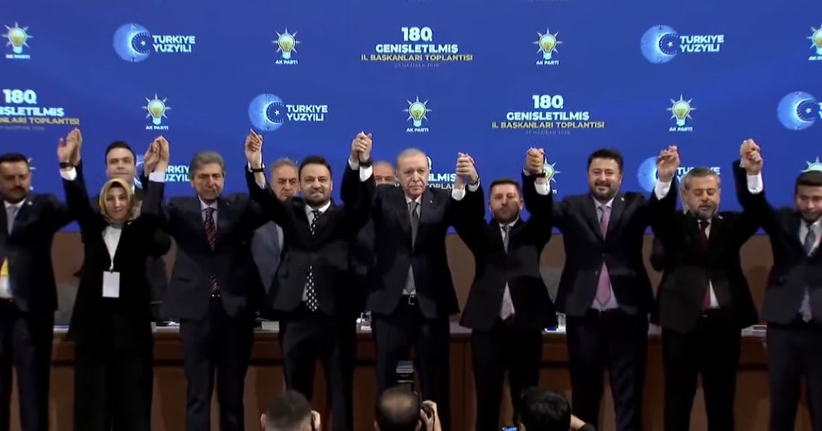 Rasim Arı ve iki belediye başkanı AK Parti'ye katıldı