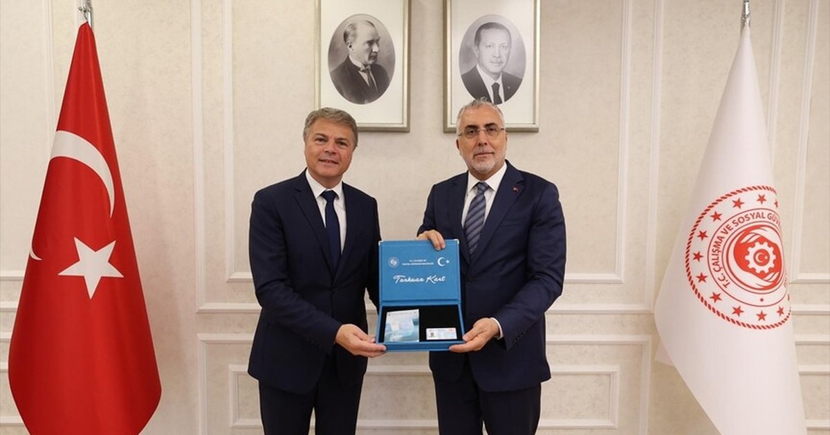 Bakan Işıkhan, Renault Türkiye CEO'suna Turkuaz Kart Verdi