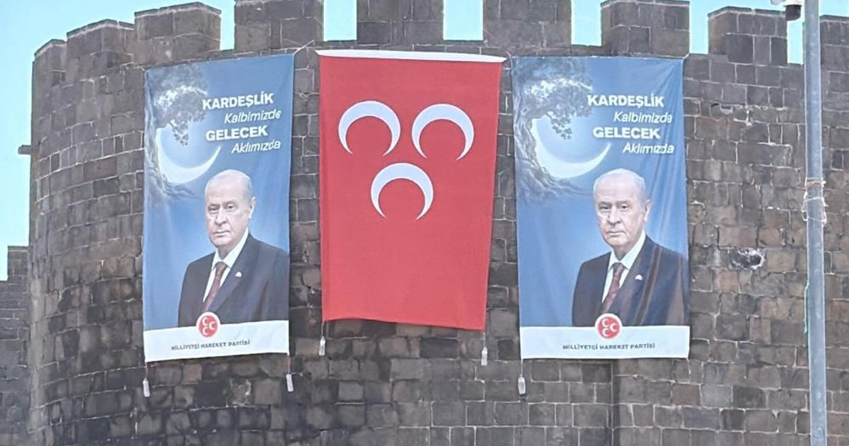 Diyarbakır Surlarına MHP Pankartı Asıldı
