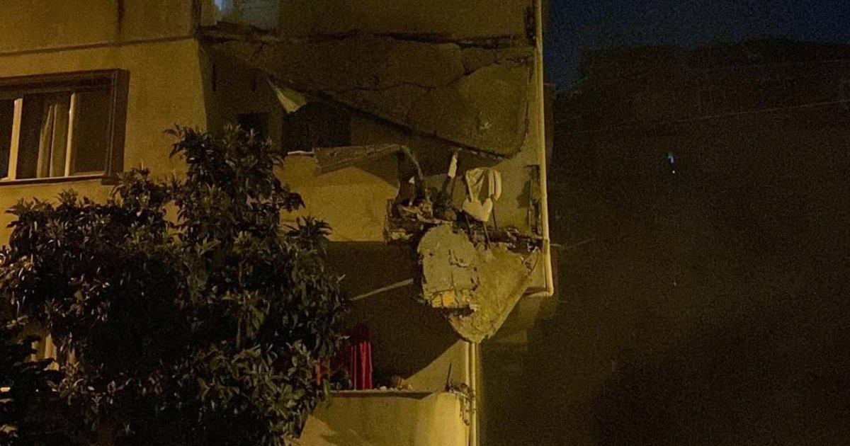 İstanbul Küçükçekmece'de 5 katlı binada balkon çökmesi