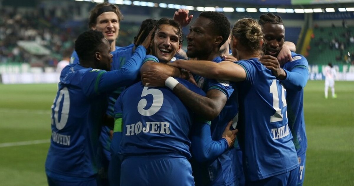 Çaykur Rizespor Süper Lig'de 3 puanı 4 golle aldı