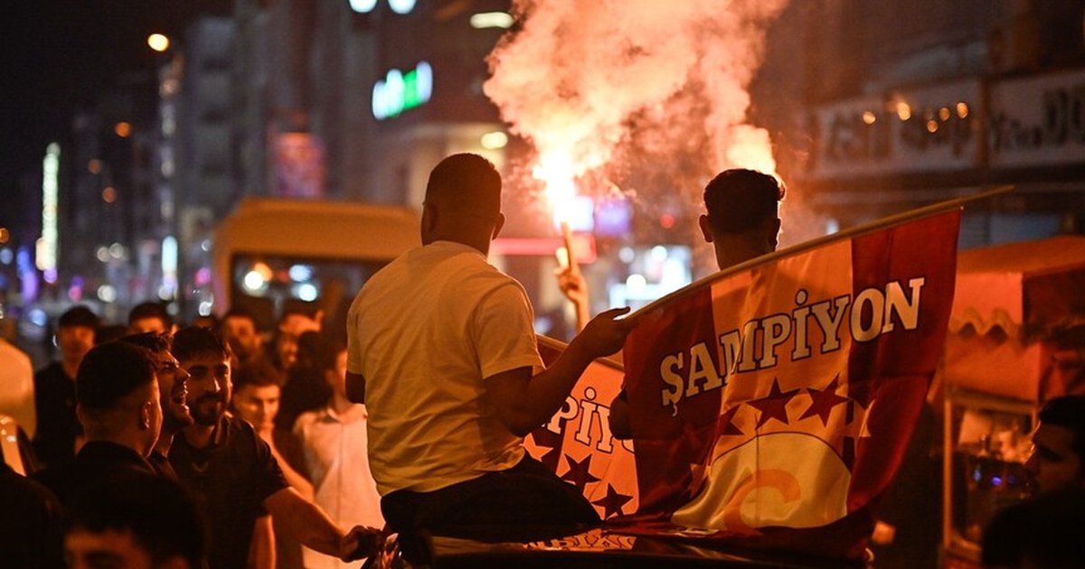 Galatasaray taraftarları şampiyonluğu kutluyor