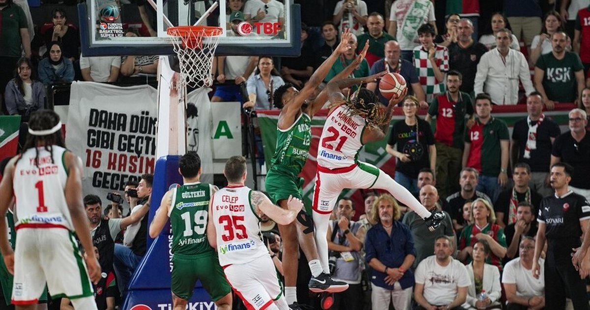 Karşıyaka Basketbol Süper Ligi'ne tutundu