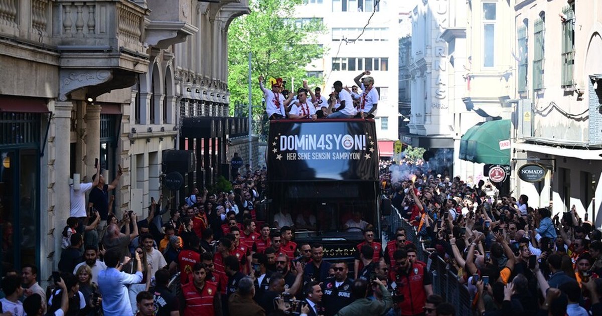 Galatasaraylı futbolcular şampiyonluk kutlamalarına başladı