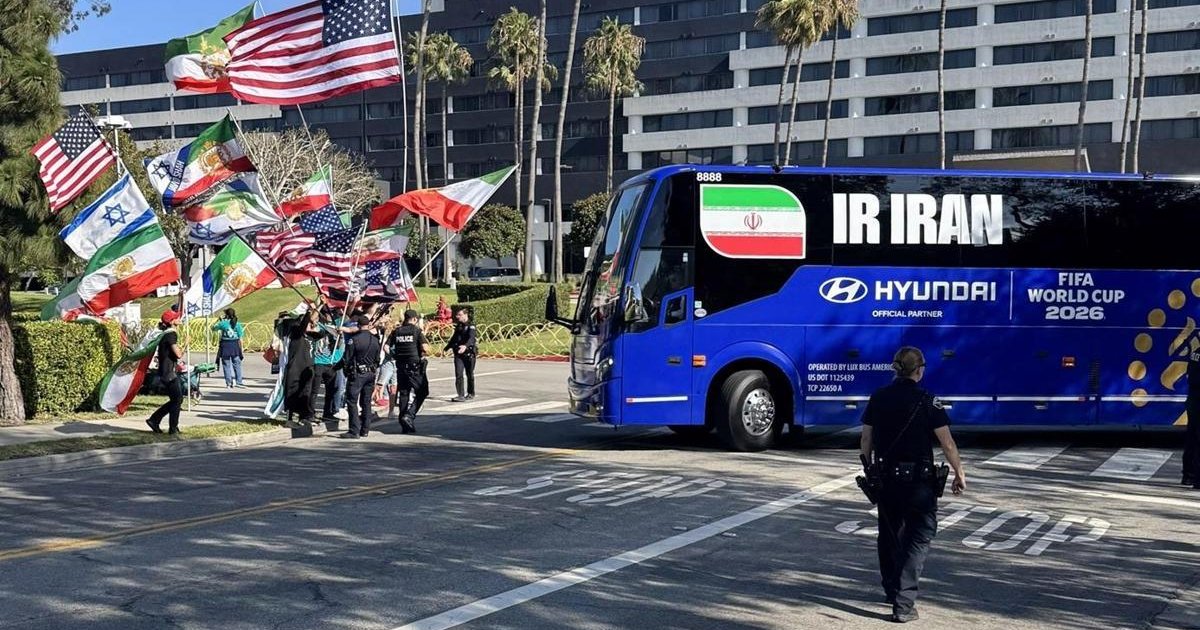 İran Milli Takımı'na otel önünde protesto