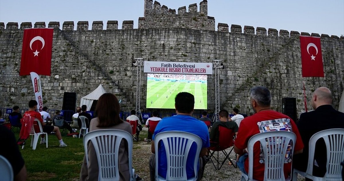 İstanbul'da vatandaşlar milli takım için bir araya geldi