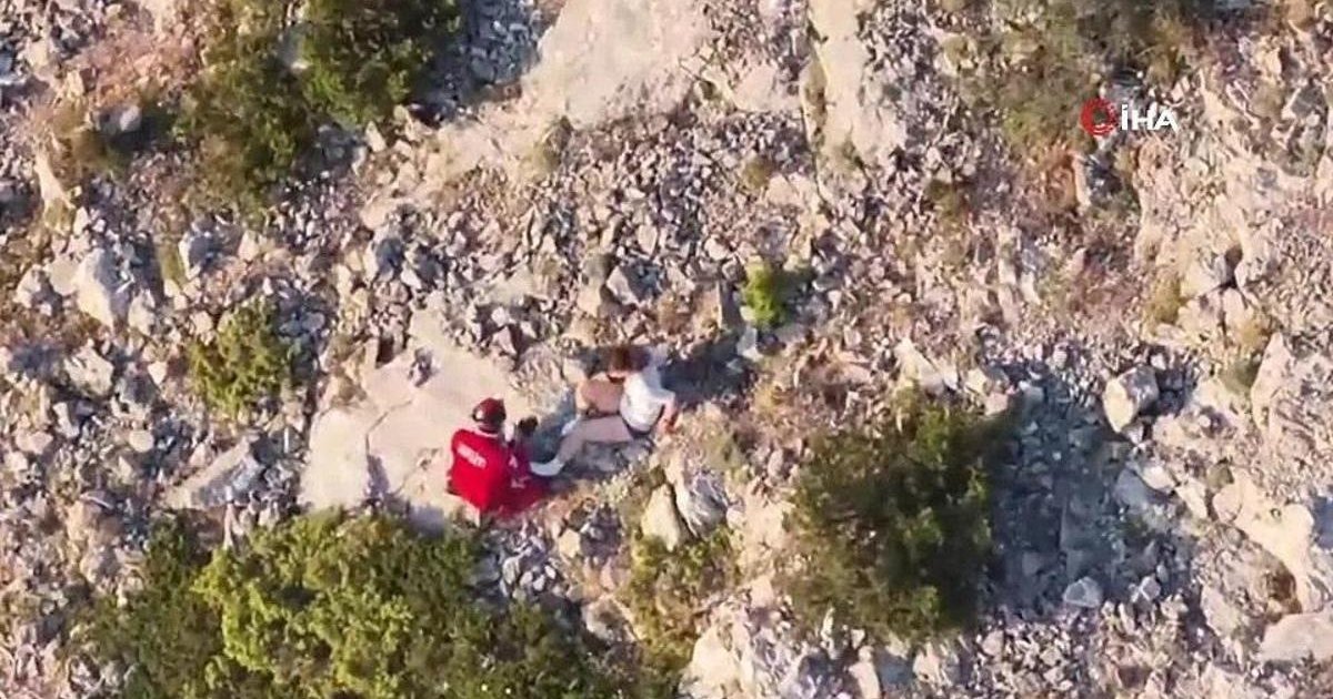 Spil Dağı'nda mahsur kalan 2 sporcu kurtarıldı