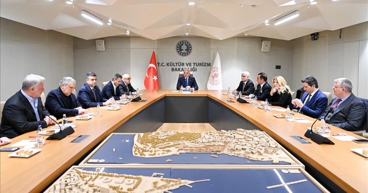 Kültür ve Turizm Bakanı Ersoy, yapımcılarla AKM'de buluştu