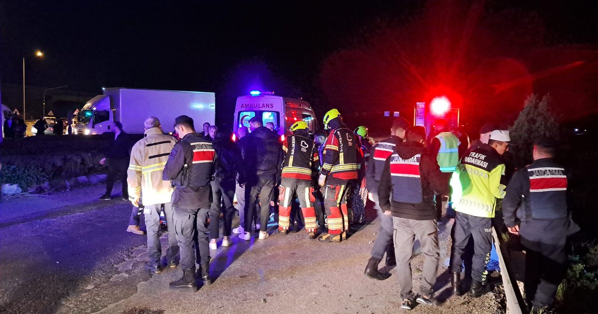 Balıkesir'de otomobil şarampole devrildi: 1 ölü, 6 yaralı
