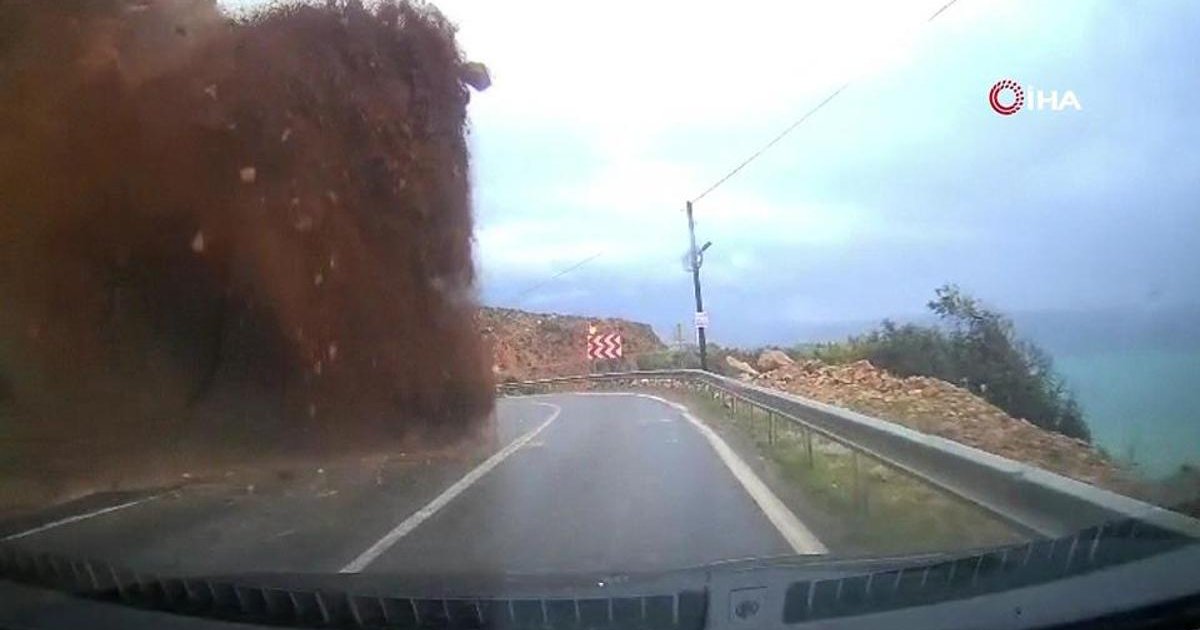 Mersin'de heyelan paniği: Otomobil kamerası kaydetti