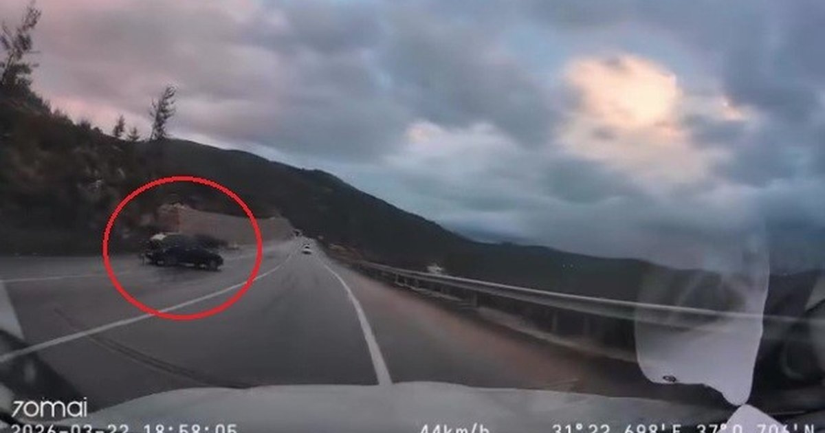 Antalya'da otomobil kontrolden çıktı, faciadan dönüldü