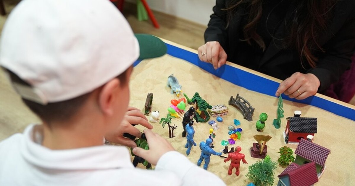 Devlet korumasındaki çocuklar kum terapisiyle travmayı siliyor