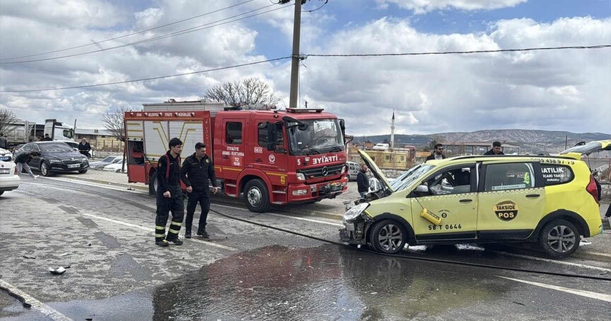 Sivas'ta taksi-otomobil çarpışması: 6 yaralı