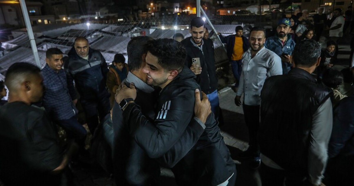Gazze'ye dönen Filistinliler ailelerine kavuştu