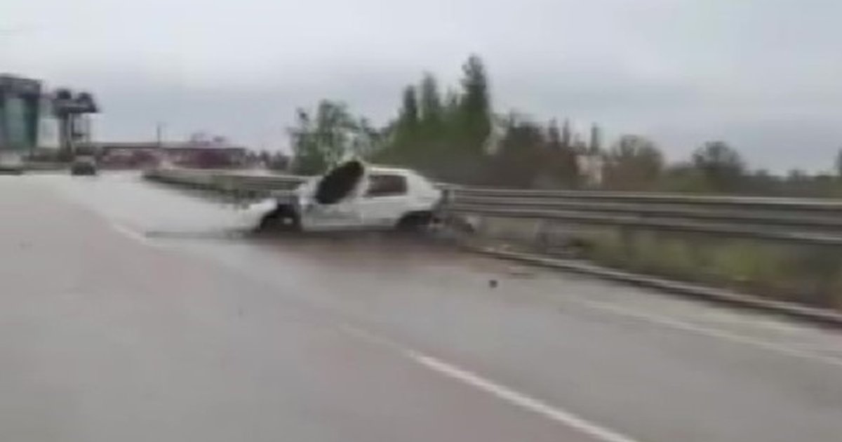Amasya'da kontrolden çıkan otomobil bariyerlere çarptı