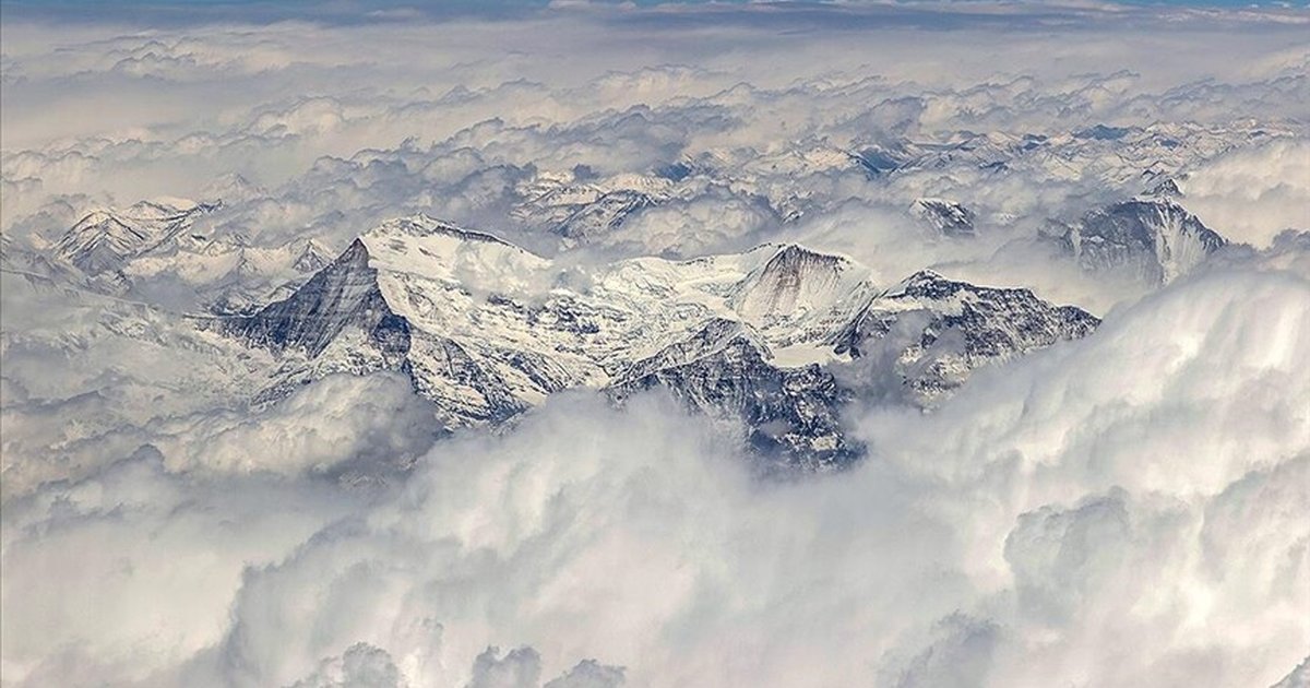 Everest'te tırmanış rotasında kırık buz bacası tehlikesi