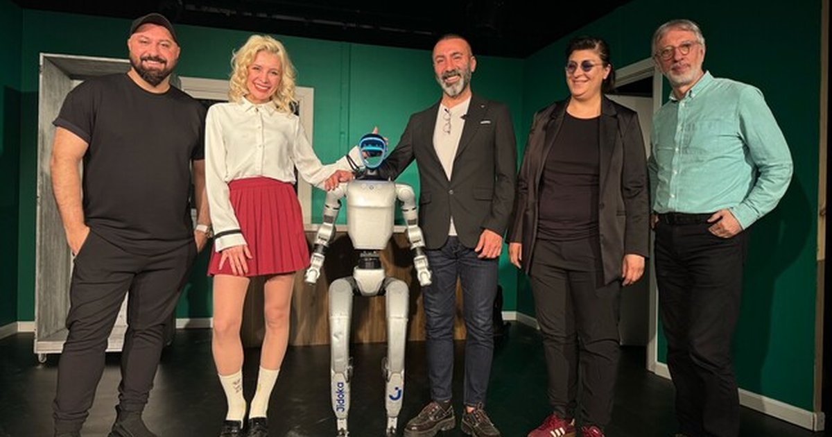 Yapay zeka robotu tiyatro sahnesinde