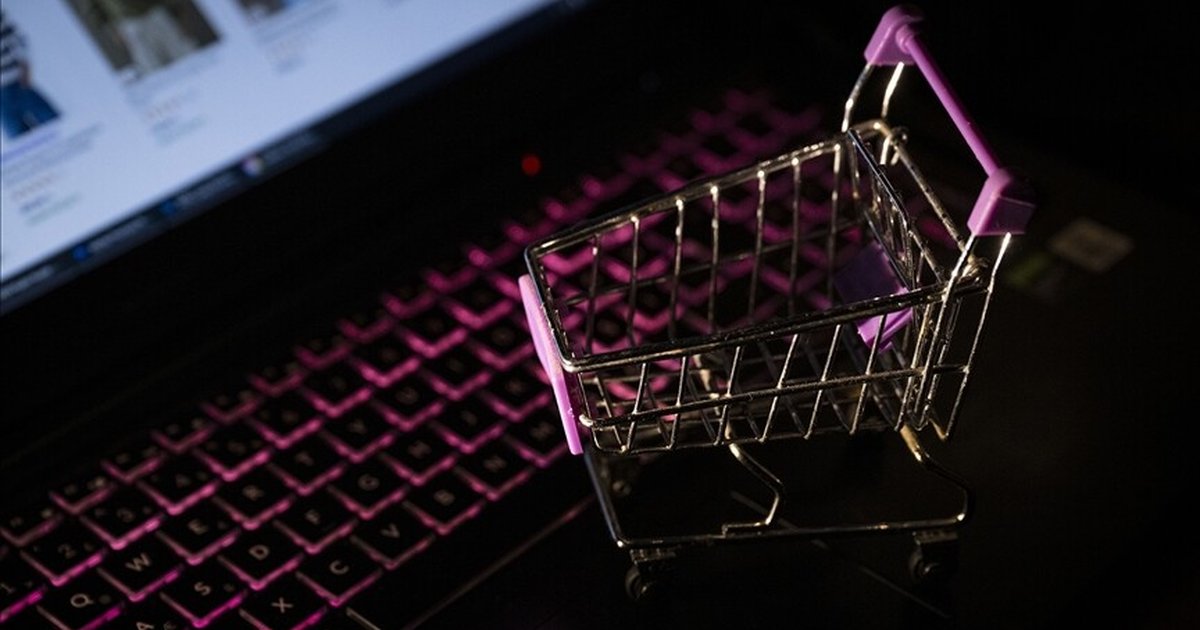 e-Ticarette Harcama Eğilimleri: Erkekler Yazılıma, Kadınlar Giyim ve Aksesuara Yöneldi