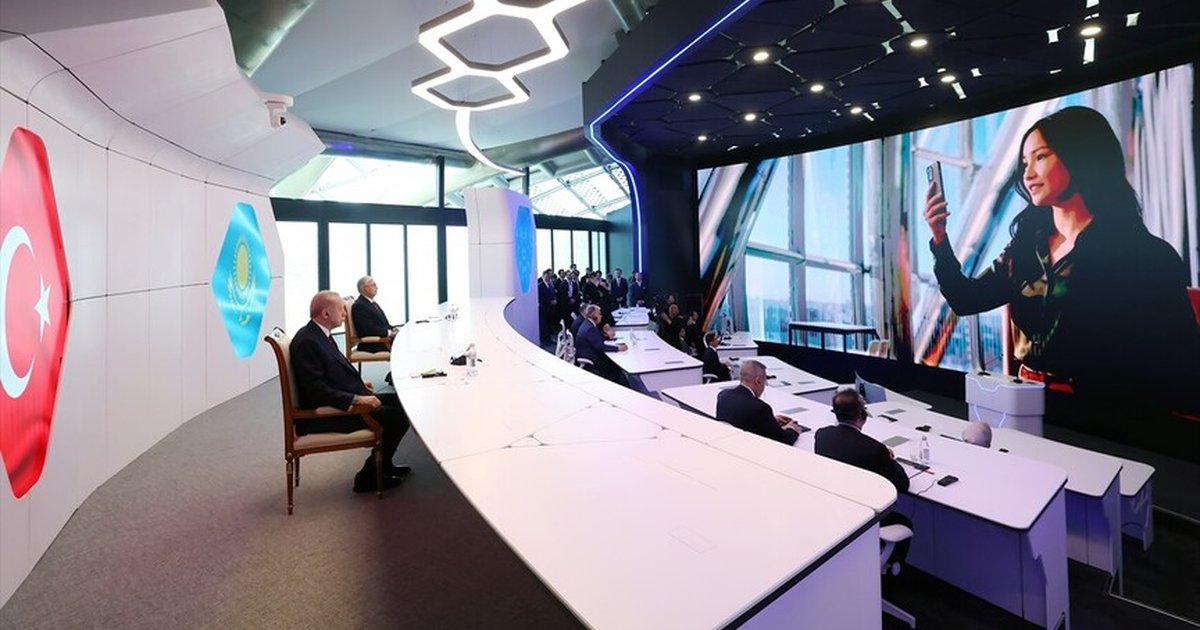 Cumhurbaşkanı Erdoğan, Astana'da Alem.AI Yapay Zeka Merkezi'ni ziyaret etti