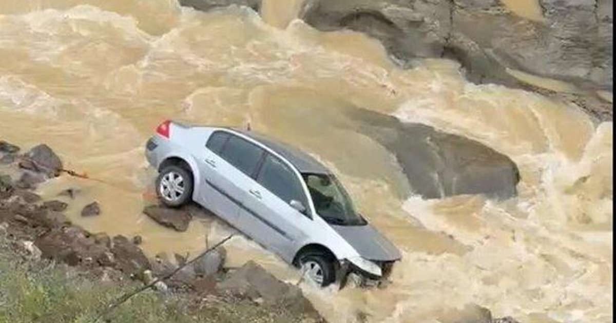 Düzce'de kontrolden çıkan otomobil dereye uçtu: 1 yaralı