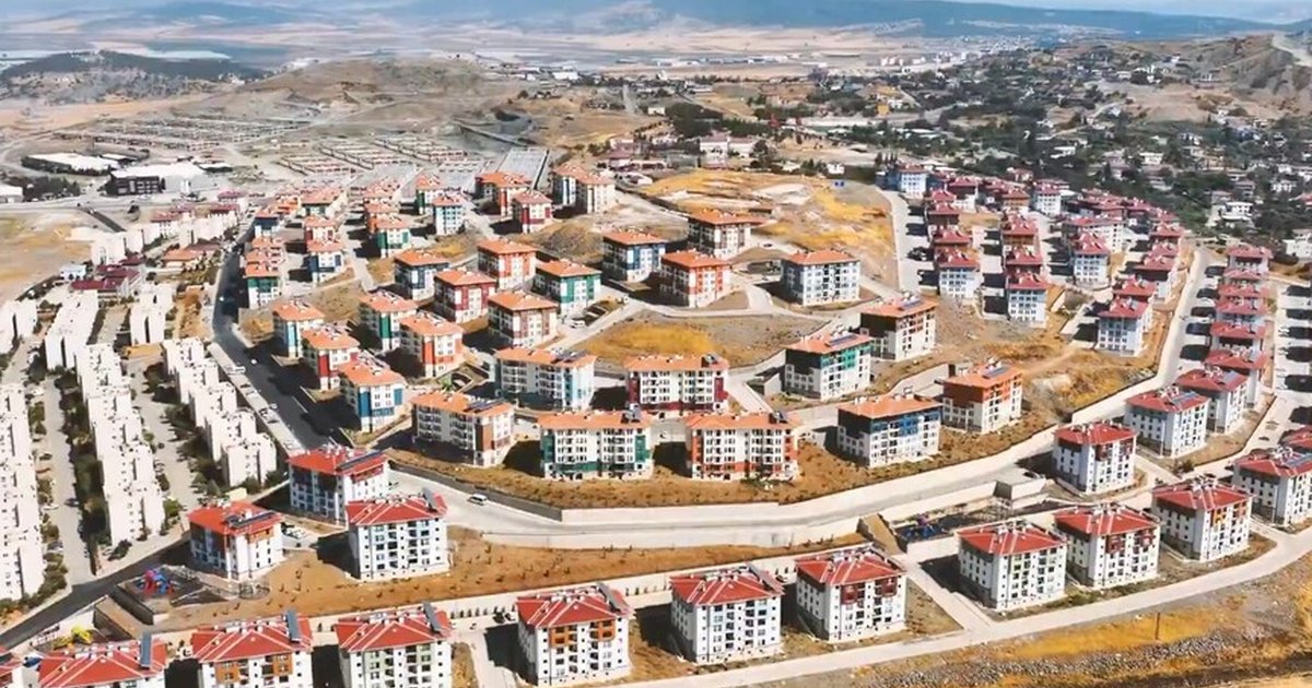 Bakan Kurum, depremzede ailenin yeni evindeki bayram sevincini paylaştı
