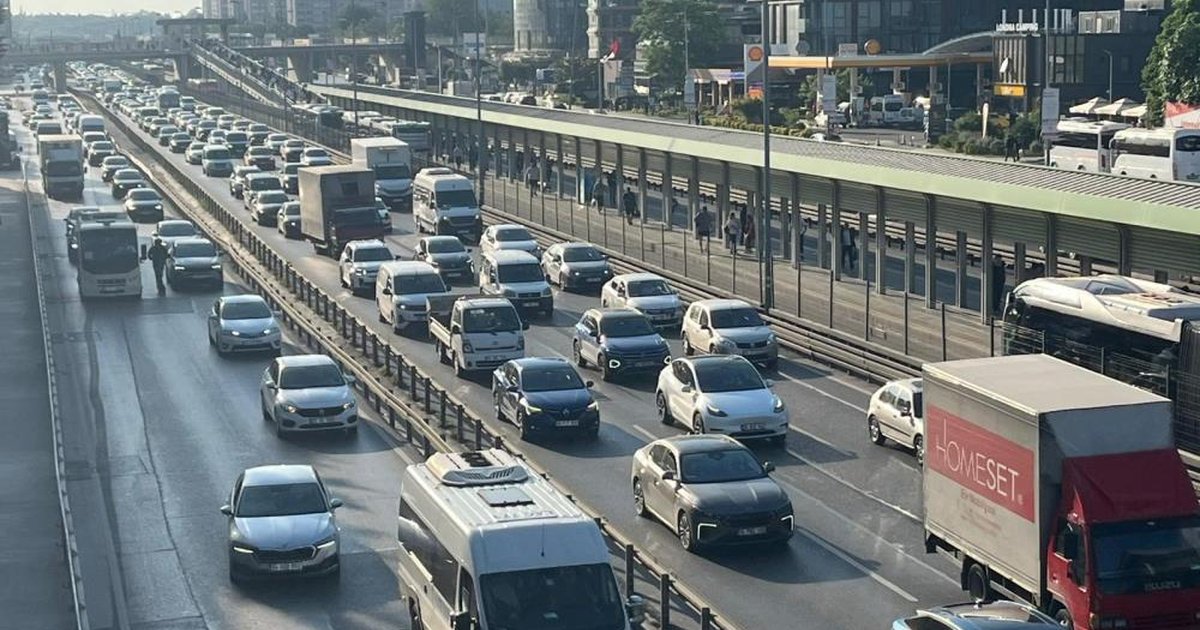 İstanbul'da Trafik Dur Kalk Şeklinde İlerliyor