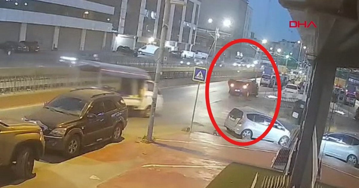 Otomobil Aydınlatma Direğine Çarptı: Sürücü ve Yanındaki Kişi Kaçtı