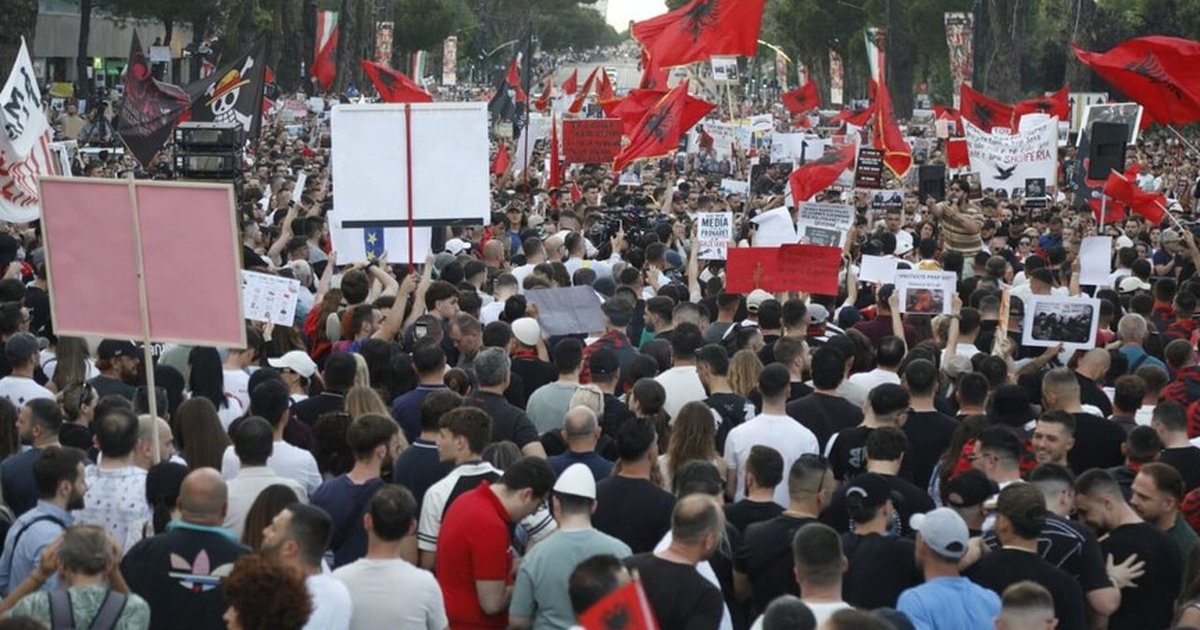 Arnavutluk'ta turizm projesine karşı gösteriler 7 gününde
